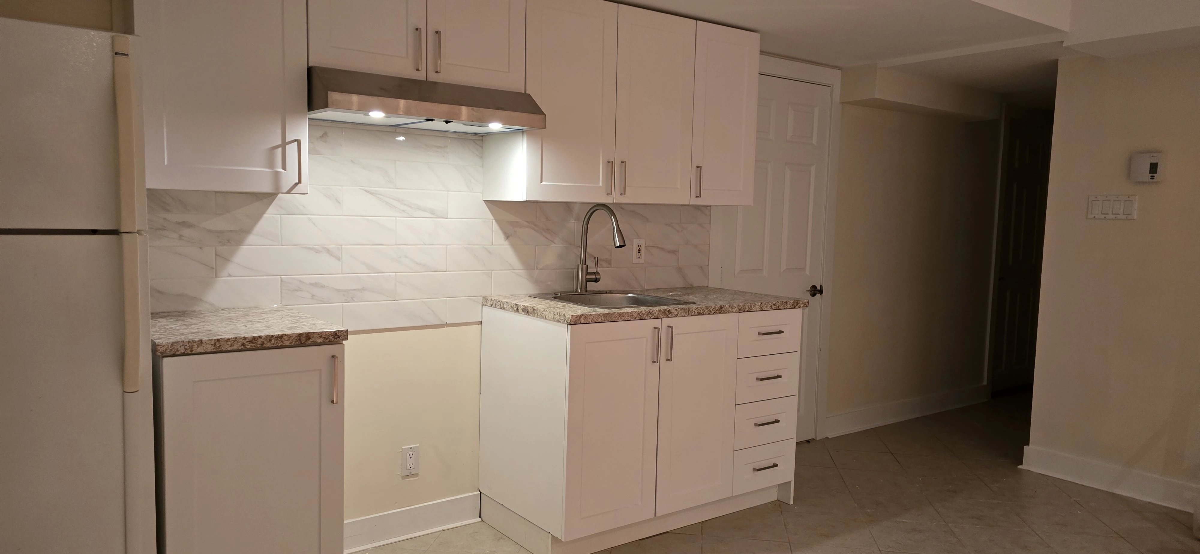 Cuisine minimaliste rénovée à Laval